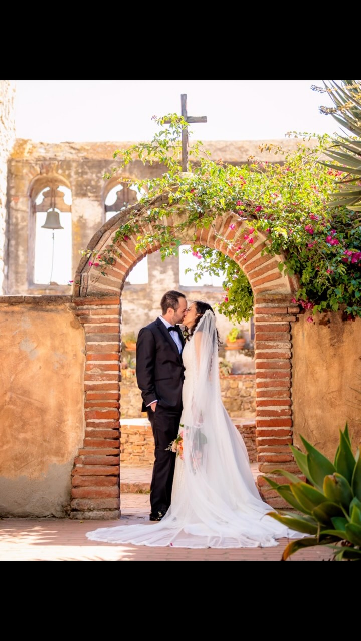 Loved shooting this beautiful couple at @missionsanjuancapistrano and what a gorgeous ceremony at @missionbasilica for Christina and Henry. Congratulations!!!
#sanjuancapistranoweddingphotographer #ocweddingphotographer #missionsanjuancapistranoweddingphotographer #missionsjcweddings #sjcweddingphotographer